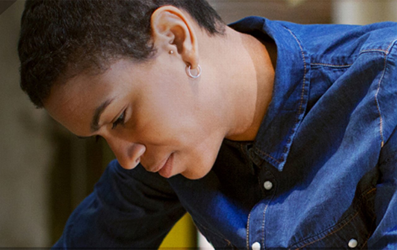 Chica-camisa-azul-Made--For-Good-foto-pequena.jpg